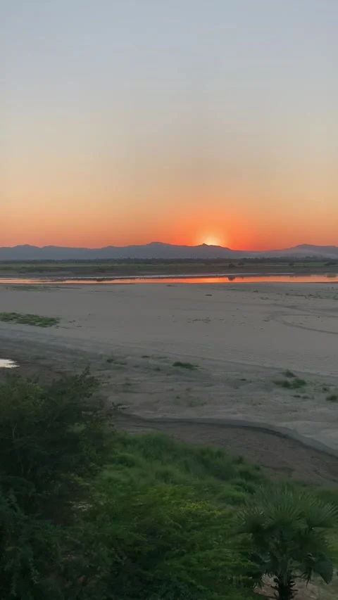 Sunset on a river in Bagan Vidéo 343736194