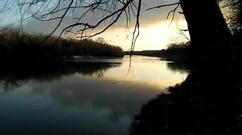 Sunset on the river in winter 스톡 동영상 12461765