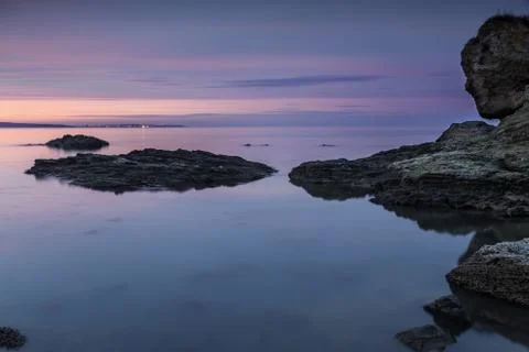 Sunset at the rocky beach Stock-Fotos