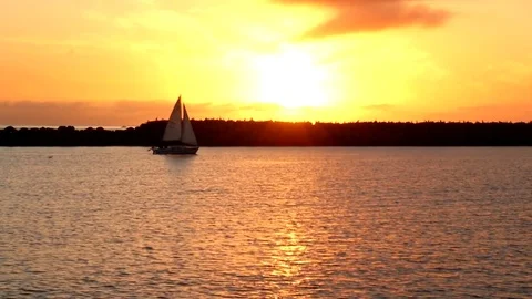 Sunset with sail boat Video stock 82917013