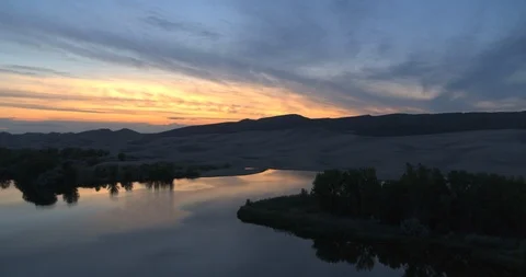 Sunset on sand dunes, oasis 库存影片 117461042
