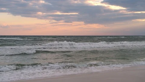 Sunset in Santa Rosa Beach, Florida with Pensacola coastline panning Vidéo 101987521