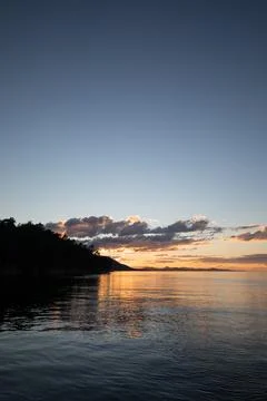 Sunset scene over mountains with reflection on water, near Thetis Island Foto stock