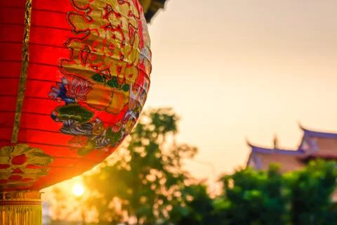 Sunset scene of red lanterns decorations hanging on chinese temple roof . Foto stock