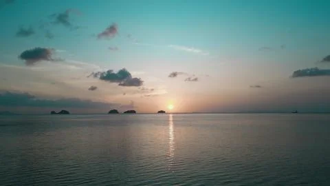 Sunset on the sea, the camera moves forward. Cinematic video of sea sunset Foto stock