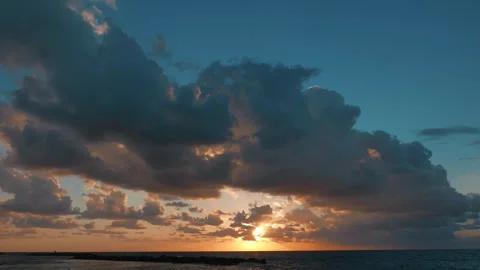 Sunset at sea with cloudscape Stock-Footage 292678249