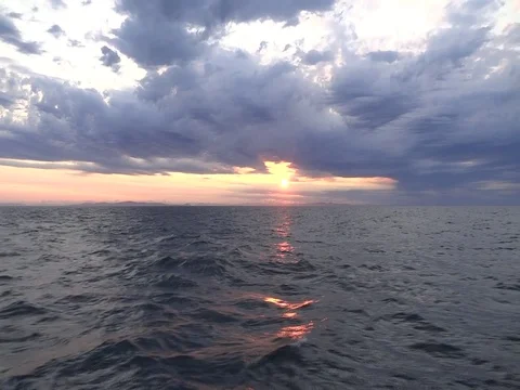 Sunset in the sea. Japanese Sea. Vídeo Stock 71785953