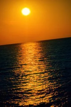 Sunset on the sea. Reflection of the sun on the surface of the sea. Background Foto stock
