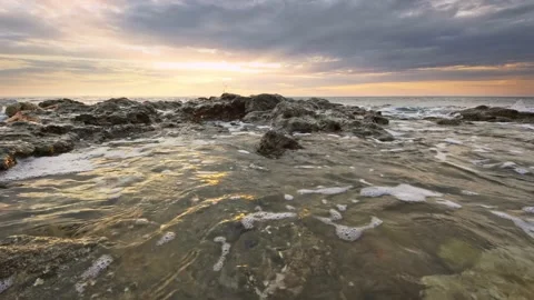 Sunset on the sea shore. Vidéo 185413300