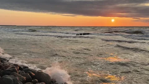 Sunset Sea Waves on Rocky Shore Concept of Calm and Emotional Reset Vídeos de archivo 336468523