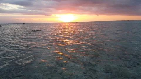 Sunset seascape scenery with sun light sparkling over the sea horizon Stockbeeldmateriaal 109536620