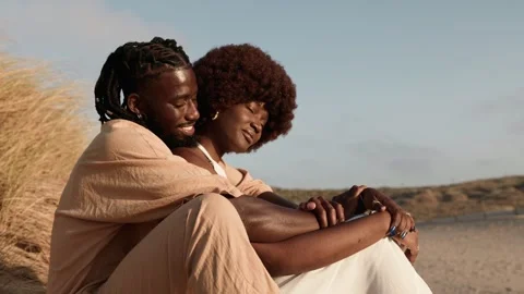 Sunset Serenity: Stylish African Couple's Love Vídeo Stock 252196662