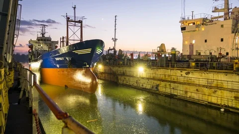 At sunset, the ship leaves the dock. Stock-Footage 86784321