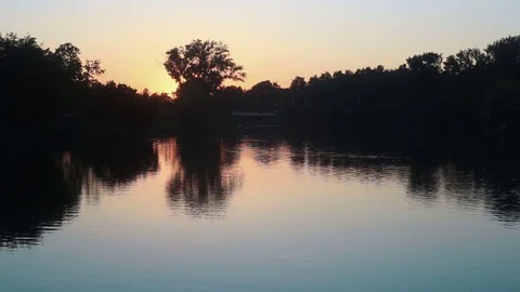 Sunset on the shore of the lake Vidéo 78579170