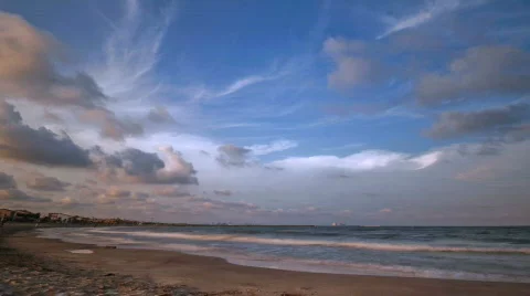 Sunset on the Shore of the sea with waves Stockbeeldmateriaal 810868