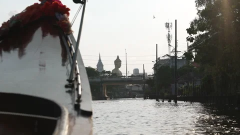 Sunset Side View Giant Buddha Long Tail Boat Chao Phraya River Bird Flare Vídeo Stock 242020615