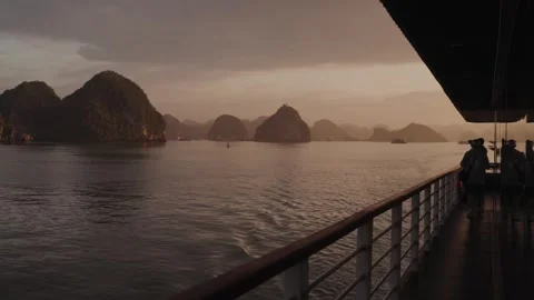 Sunset Silhouettes of Limestone Karsts in Ha Long Bay, Vietnam Video stock 329011023
