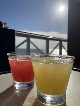 Sunset Sips: Ocean View from the Deck Foto stock