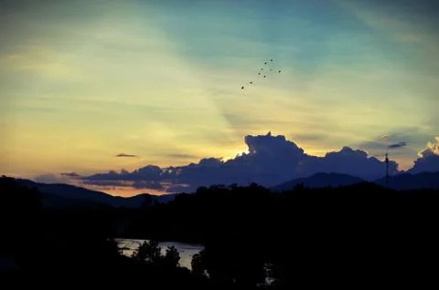 Sunset sky background with clouds and sun, photo image wallpaper Foto stock