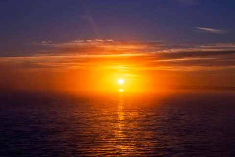 Sunset sky background. Dramatic gold sunset sky with evening sky clouds over Foto stock