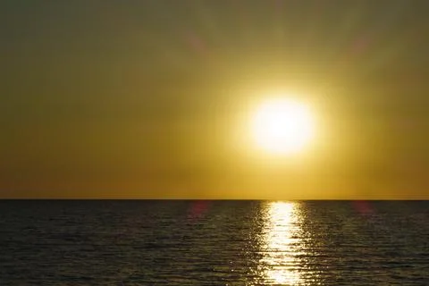 Sunset sky background with sun rays. Skyline. Seascape. Foto stock