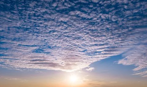 Sunset on sky background. Sunset sunlight in cloudscape. Sunset glowing summe Stockfoto's