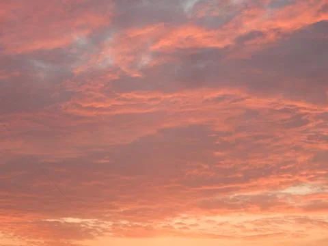 Sunset sky with clouds in red yellow purple colors Foto stock