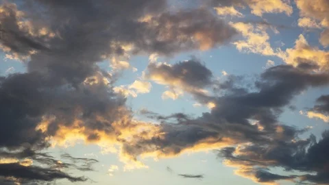 Sunset Sky. Clouds running across the sky. Stockbeeldmateriaal 98407689