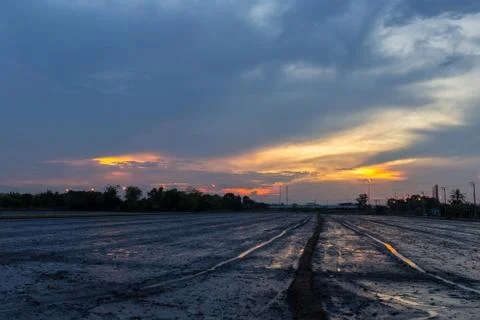 Sunset Sky with Dramatic Clouds and Colors in Twilight Evening Stockfoto's