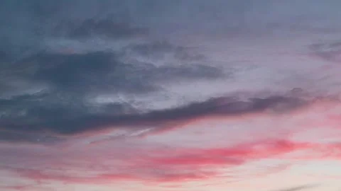 The sunset sky filled with clouds in various colors. The visual captures the Stockbeeldmateriaal 336778777