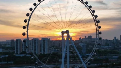 Sunset sky at Landmark Ferris Wheel at Downtown Sao Paulo Brazil. Vídeo Stock 225466616
