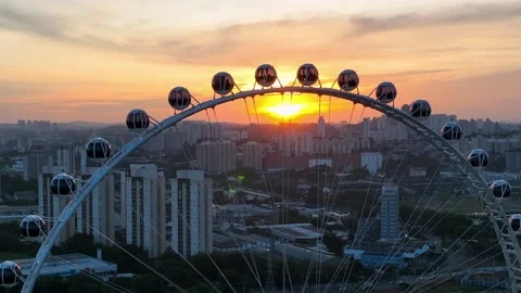 Sunset sky at Landmark Ferris Wheel at Downtown Sao Paulo Brazil. Vídeo Stock 225467486