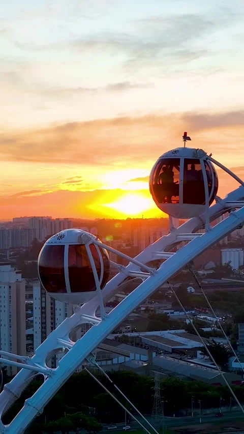 Sunset sky at Landmark Ferris Wheel at Downtown Sao Paulo Brazil. Vídeo Stock 324093457