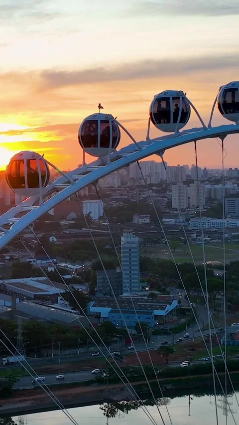 Sunset sky at Landmark Ferris Wheel at Downtown Sao Paulo Brazil. Vídeo Stock 324094163
