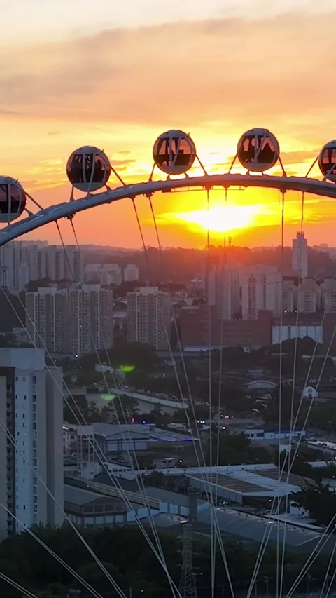 Sunset sky at Landmark Ferris Wheel at Downtown Sao Paulo Brazil. Vídeo Stock 328024350