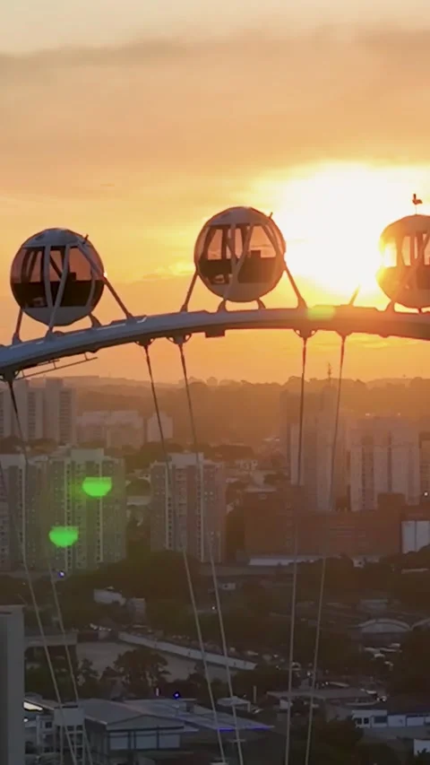 Sunset sky at Landmark Ferris Wheel at Downtown Sao Paulo Brazil. Vídeo Stock 334641146