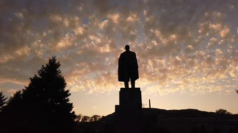 Sunset sky Monument. Lenin monument. The clouds. Stock-Footage 119711420