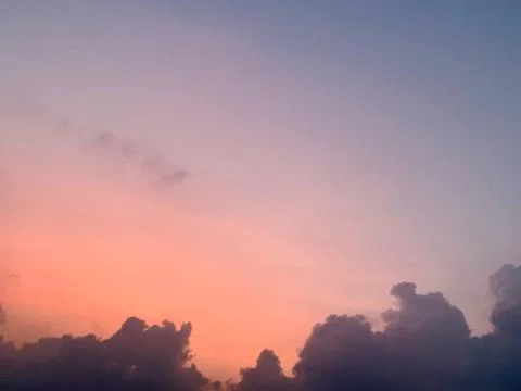 Sunset Sky with Pink Orange Gradient and Dark Clouds Silhouette Fotos de archivo