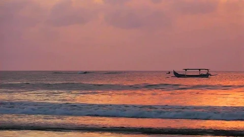 The sunset sky is reflected in the mirror beach of Kuta. 스톡 동영상 81536730