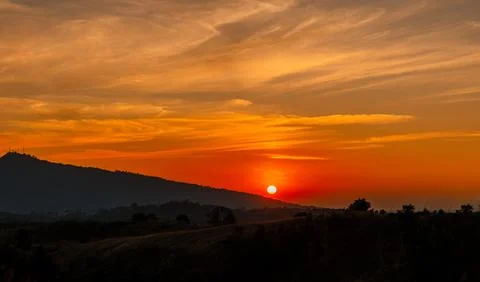 Sunset Sky on Twilight in the winter Evening with Orange Gold Sunset. Foto stock