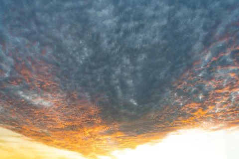 Sunset skyscape background. Cloudscape sky background. Cloud in pink sky Stockfoto's