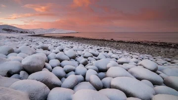 Sunset on the snow-covered beach of the Barents Sea Stock Footage 85746133