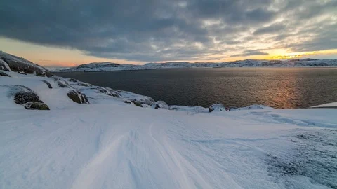 Sunset on the snow-covered shore of the Barents Sea 動画素材 85775158