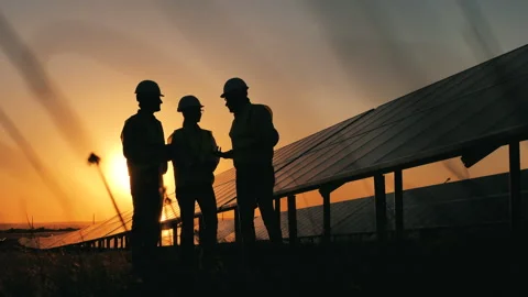 Sunset at the solar power station with a group of specialists talking Video stock 140970732