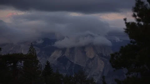 Sunset Storm Brewing Over Half Dome in Yosemite Timelapse Vidéo 242111802