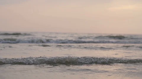 Sunset storm waves crashing during windy evening on Atlantic ocean Vidéo 90423296