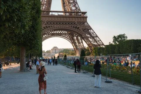 Sunset Stroll in Front of Eiffel Tower 스톡 사진