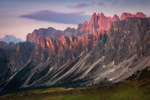 Sunset in summer on mountain range Lastoni di Formin and Croda da Lago Foto stock