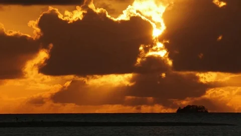 Sunset of the sun behind the clouds. French Polynesia Vidéo 83663092