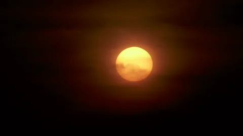 Sunset sun with dense clouds Vídeo Stock 151099685